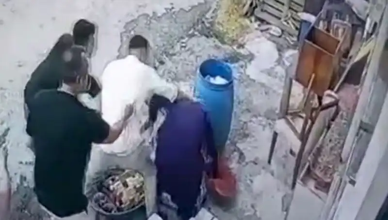 Başakşehir'de Babası ve Oğlu Bidon Kavgasında 58 Yaşındaki Kadını Darp Etti!