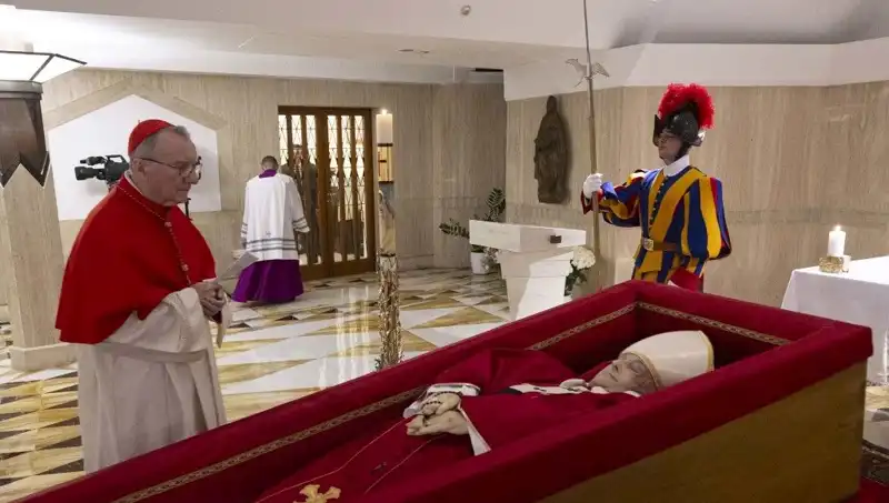 Papa'nın Tabutundaki Duygusal Fotoğraflar: 2023 Uluslararası Tepkiler