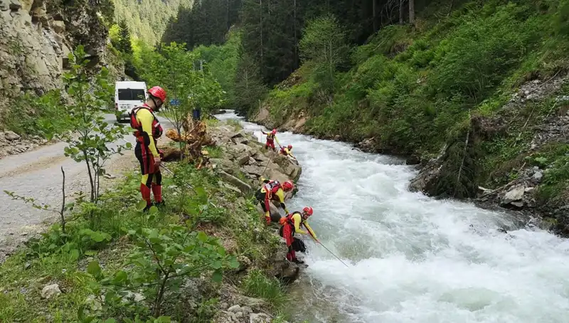 Trabzon'da Dereye Düşen Çocuğun Kayıp Arayışı: Babasına Adli Kontrol Kararı