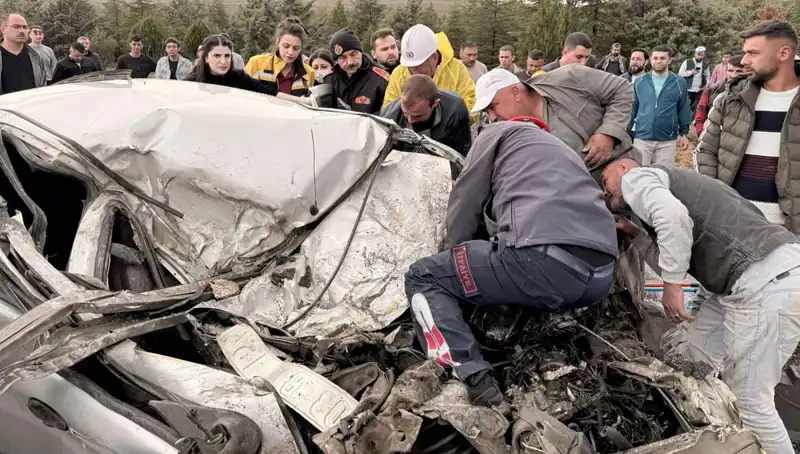TIR ile Çarpışan Araç Kağıt Gibi Ezildi: Kaza Anı Görüntüleri Şok Etti