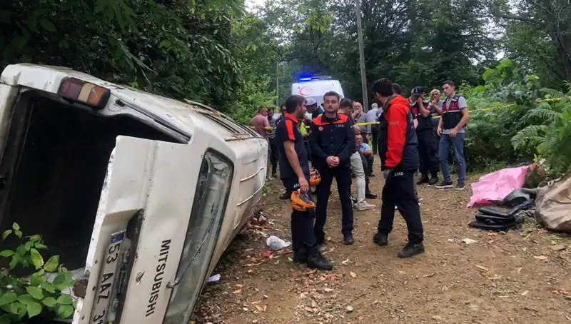 Rize'de Minibüs Kazası: Yamaçtan Yuvarlanan Araçta İki Ölü, Üç Yaralı