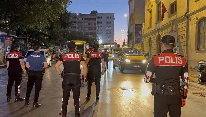 Megakentte Gece Yarısı Operasyonları: 4 Saatte Yüzlerce Gözaltı Gerçekleşti