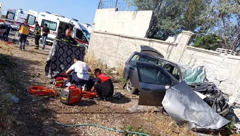 Lastiği Patlayan Aracın Yolu Kötü Sonuçlandı: 1 Ölü, 6 Yaralı