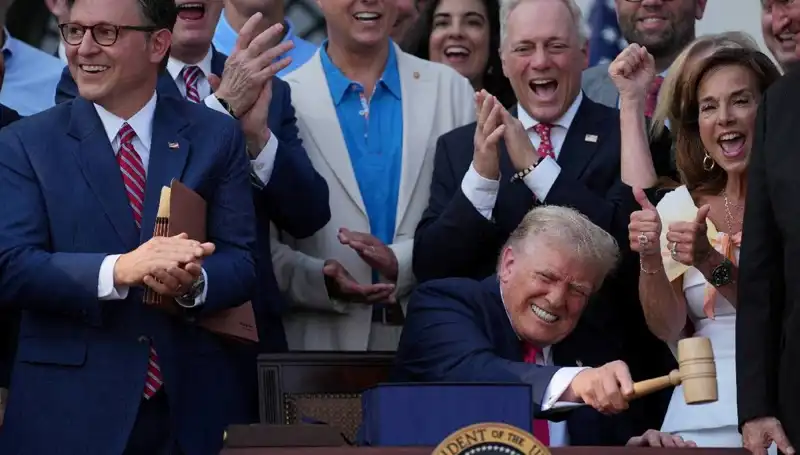 Trump, 'Büyük, Güzel Yasa Tasarısı'nı İmzaladı: Ne Değişecek?