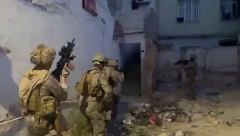75 İlde Eş Zamanlı Uyuşturucu Operasyonu: 2.311 Gözaltı ile Şok Etkisi Yarattı