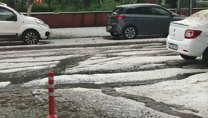 Ardahan'da Dolu Yağışı: Şehir Beyaza Büründü ve Hayat Durma Noktasına Geldi