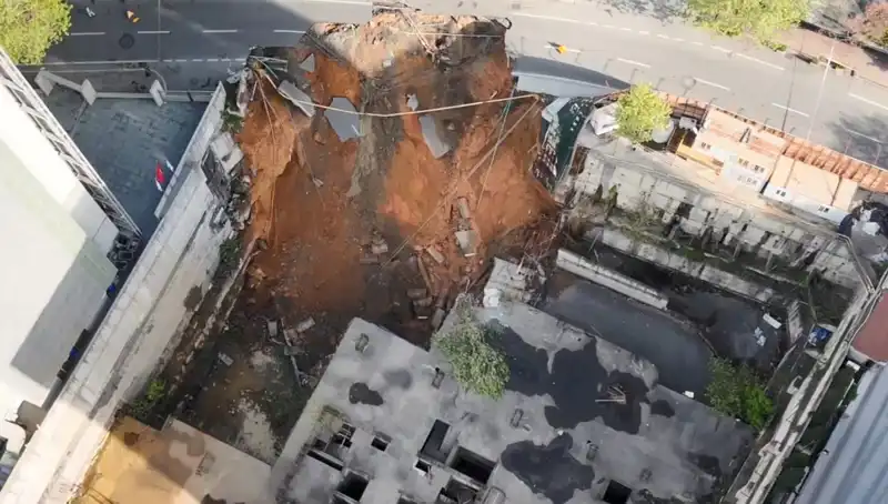 Sarıyer'de Yolda Çökme Olayı: Trafik Kaosu Başladı