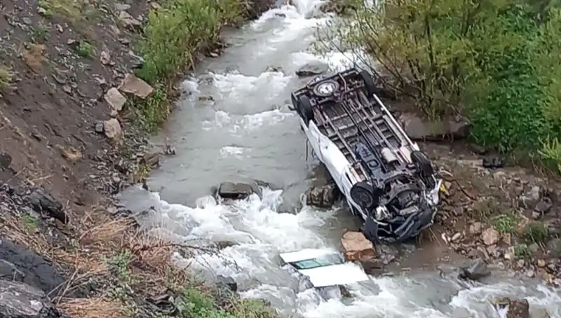 Hakkari’de Minibüs Devrildi! Derede Can Pazarı Ortaya Çıktı