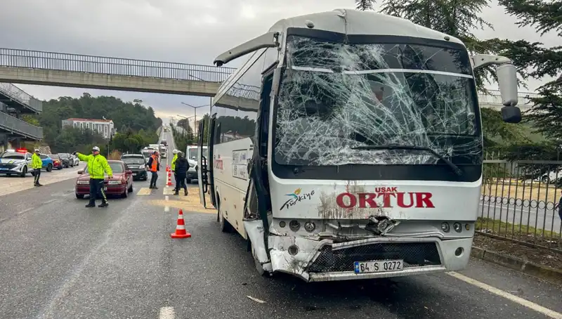Uşak'ta İki İşçi Servisi Çarpıştı: Faciaya Davetiye Çıkaran Kaza