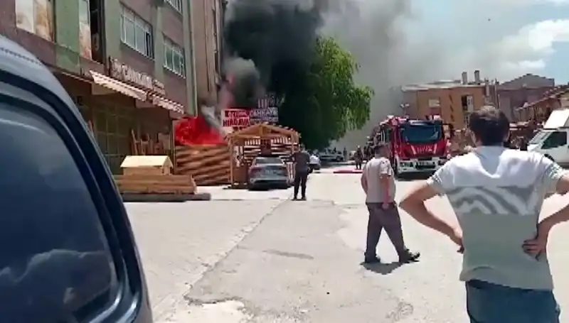 Ankara'da Büyüleyen Yangın: İş Yerleri Kafes Gibi Alevlere Kapanıyor