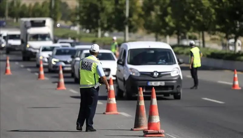 Yolda Tünel Kapatan Konvoy, Sürücüleri Şaşkına Çevirdi: Neler Yaşandı?