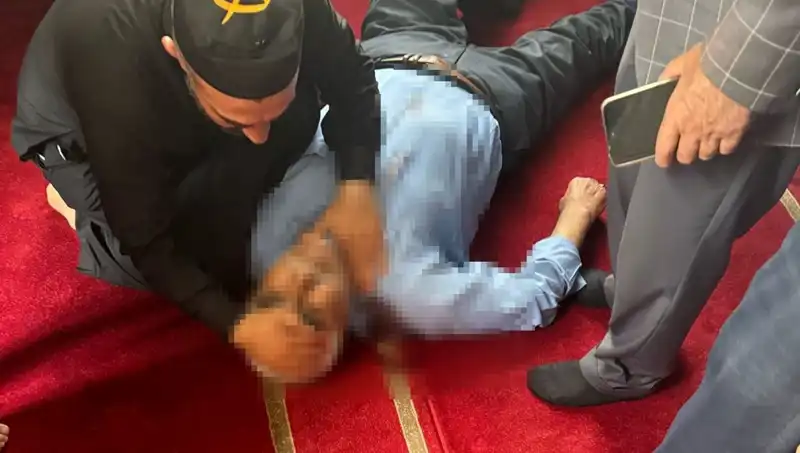Camide Namaz Kılan Adam Dehşet Verici Bir Saldırıya Uğradı