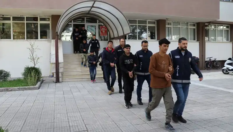 Türkiye'de Düzensiz Göçmen Operasyonu: İki İlde 21 Yakalama Gerçekleşti