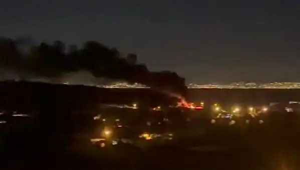 Yalova'da Depoda Çıkan Yangın İtfaiyeciyi Dumandan Etkiledi