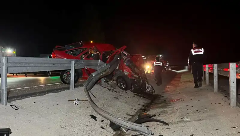 Bariyerlere Çarpan Otomobilde Feci Kaza: İki Yaşam Kaybı