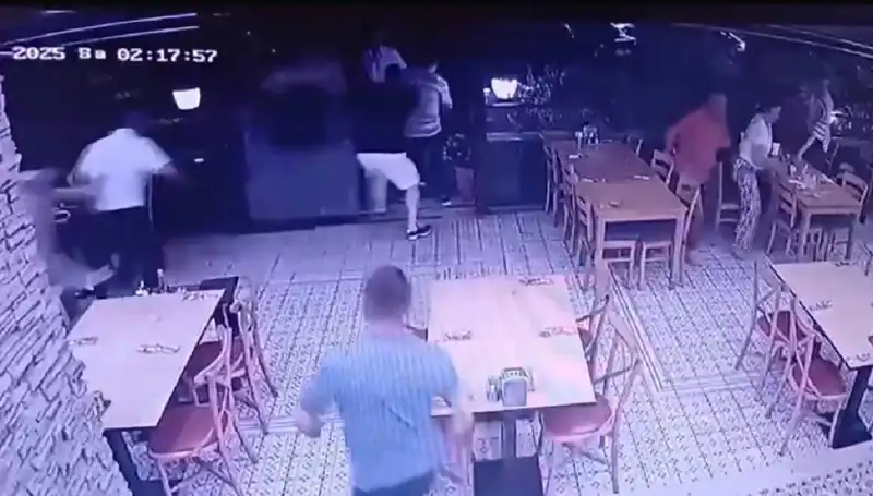 Deprem Anının Güvenlik Kameralarına Yansıdığı Anlar ve Sonrası