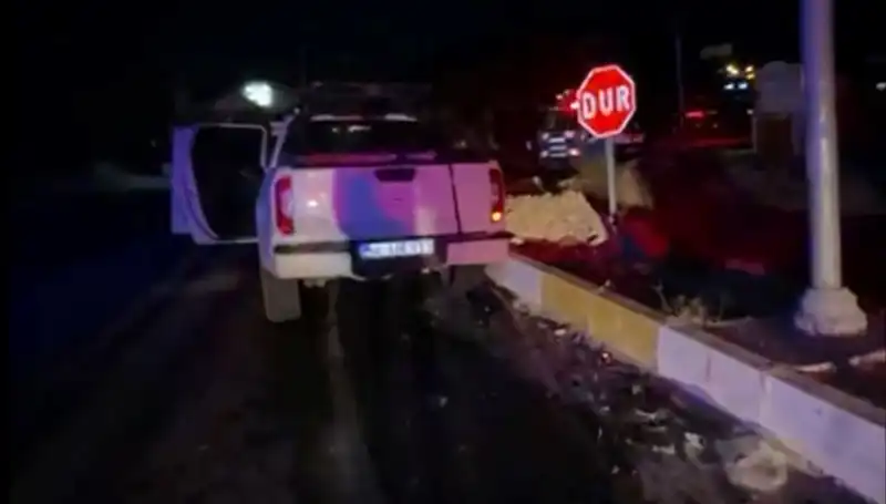 İzmir'de Kamyonet ve Hafif Ticari Araç Kaza Yaptı: 7 Yaralı