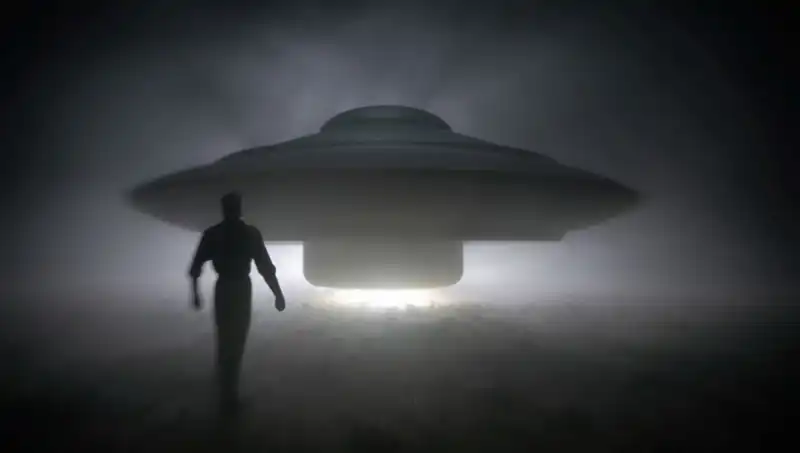 UFO Uzmanı Uyardı: Uzaylılar İnsanları Hedef Alıyor mu?