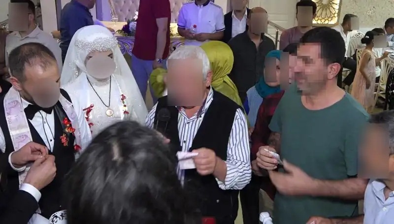 Davetsiz Düğün Partisine Katılan Kadın, Takıları Çalıp Gözden Kayboldu!