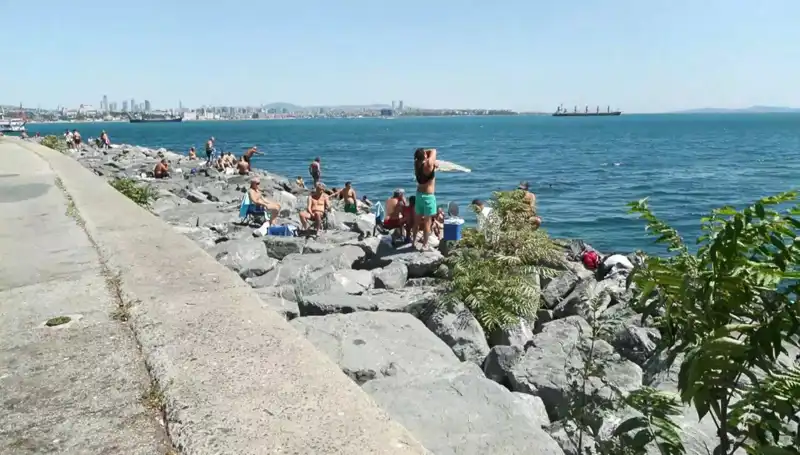 İstanbullular Sıcak Havada Sahillerde Buluştu: Keyifli Anlar Başladı