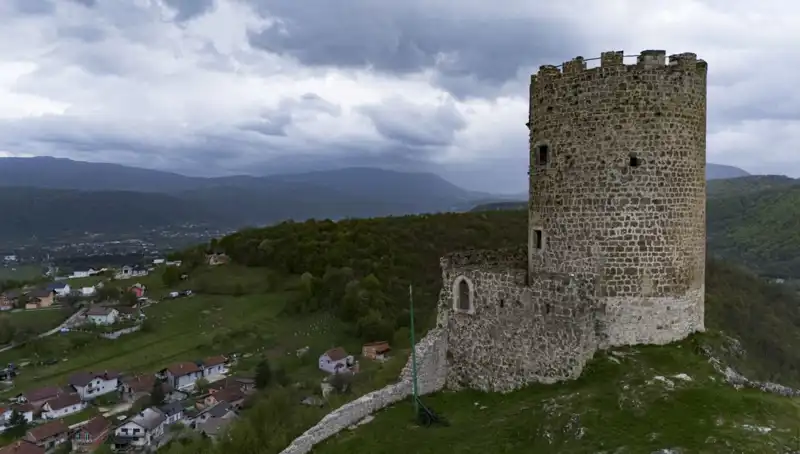 Bosna Hersek'teki Sokolac Kalesi: Zamana Direnen Tarihin İfadesi