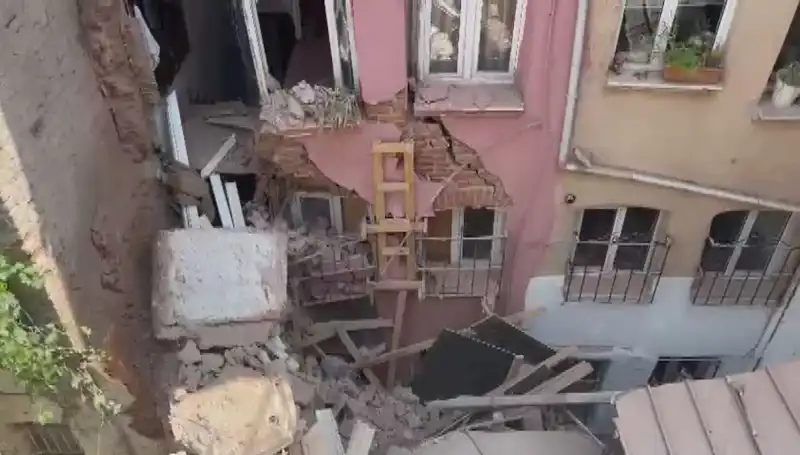 İstanbul'da Üç Katlı Binanın Balkonu Çöktü: Neyin Sebebi Oldu?