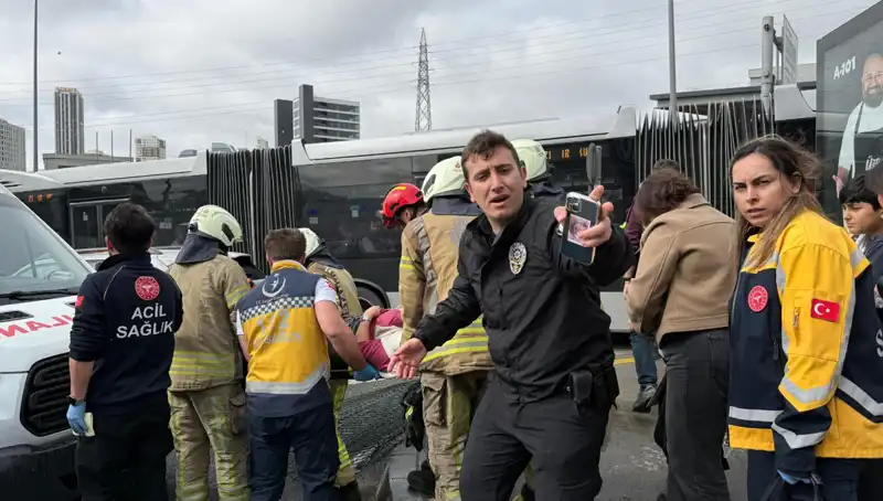 İstanbul Metrobüsünde Feci Kaza: Seferler Durdu, Can Kaybı ve Yaralılar Var