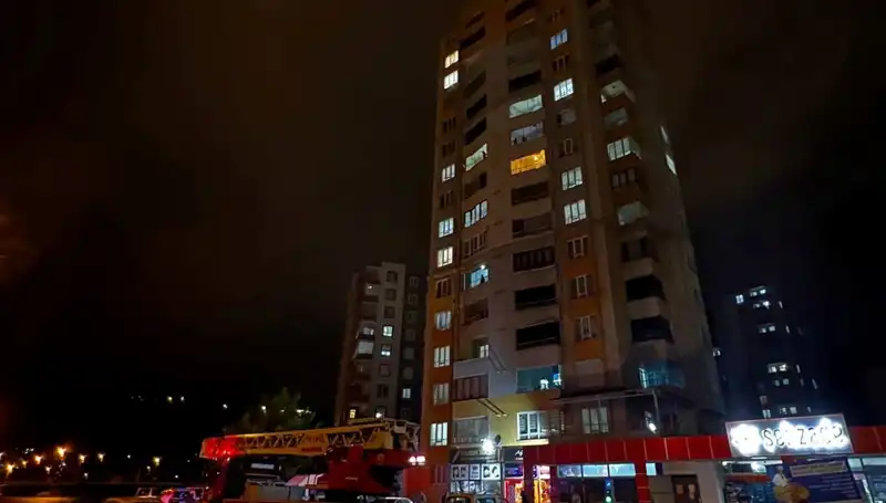 Yıldırım Düşmesi Sonrası Apartman Çatısında Ortaya Çıkan Hasar ve Önlemler