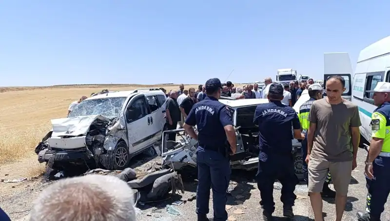 İzmir'de Otomobil ve Hafif Ticari Araç Çarpıştı: 4 Can Kayıbı ve 1 Yaralı