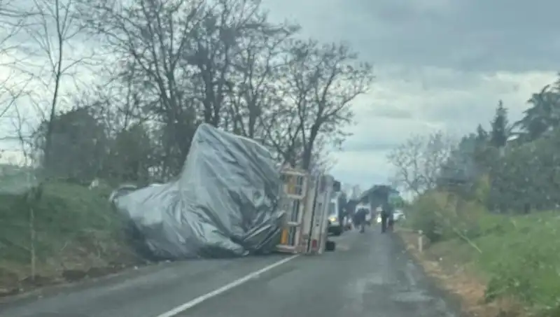 Tekirdağ’da Saman Yüklü TIR Devrildi: Kazada Bir Kişi Yaralandı