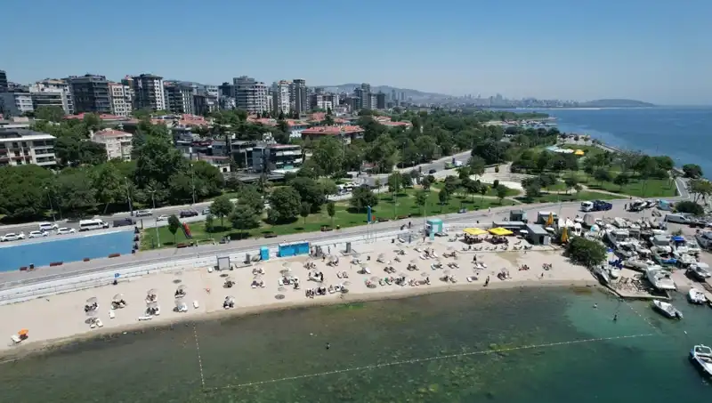 İstanbul’da Sıcak Havalar Caddebostan Sahili’ni Doldurdu