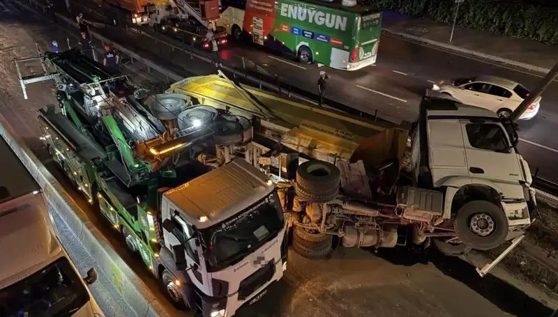 Moloz Yüklü Hafriyat Kamyonu Devrildi: Trafik Kaosu ve Yaralılar