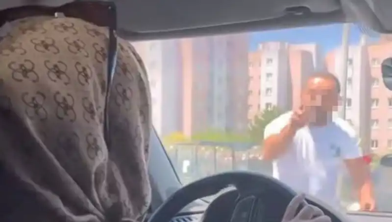 Trafik Kavgası: Aracın Camını Kıran Sürücü Dehşet Saçtı