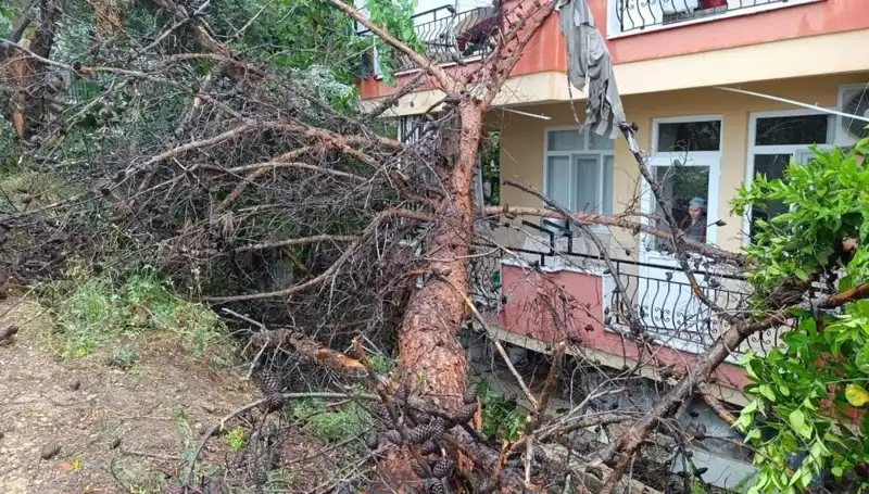 Aniden Bastıran Yağmur, Binasını Yıkımın Eşiğine Getirdi