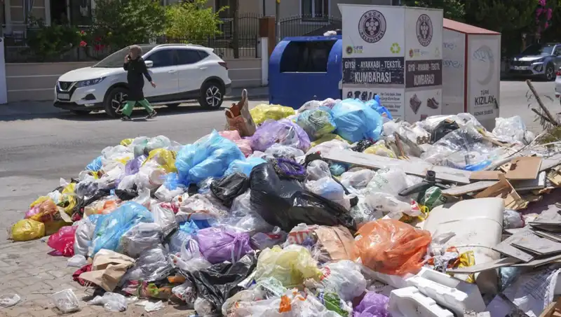 İzmir’in Sokaklarında Çöp Yığınları: Temizlik Sorununa Nedenler ve Çözüm Önerileri