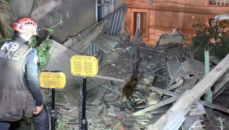 İstanbul'da Deprem Sonrası Çöken Bina: Yetkililer Neler Söyledi?