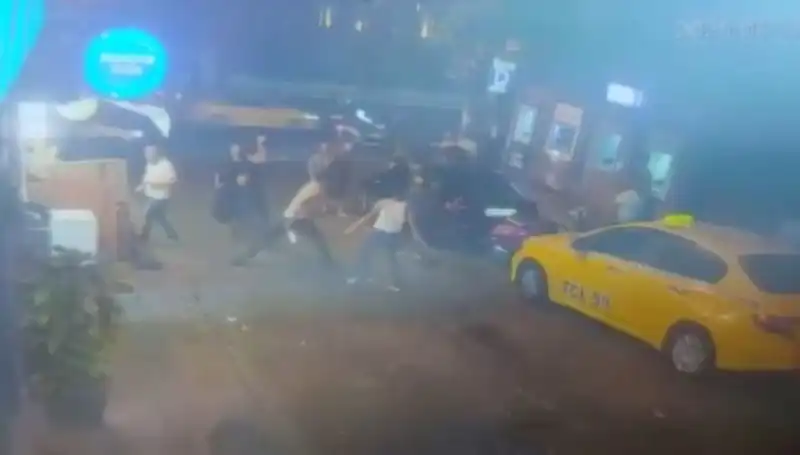 Beyoğlu’nda Laf Atma Kavgası: Kanlı Olay Sokakları Sardı
