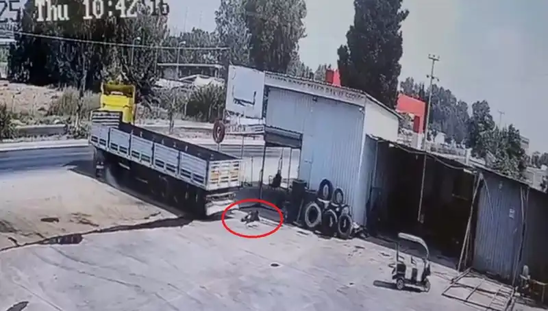 16 Yaşındaki Çocuk İşçi TIR'ın Altında Hayatını Kaybetti: Korkunç Olay Tamirhanede Gerçekleşti