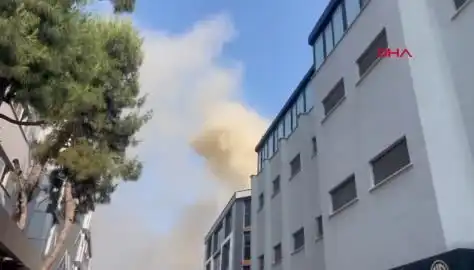 İstanbul'da 4 Katlı İş Merkezinde Yangın: Ekipler Mücadele Ediyor